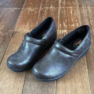 SafeTStep women’s clogs size 8.5